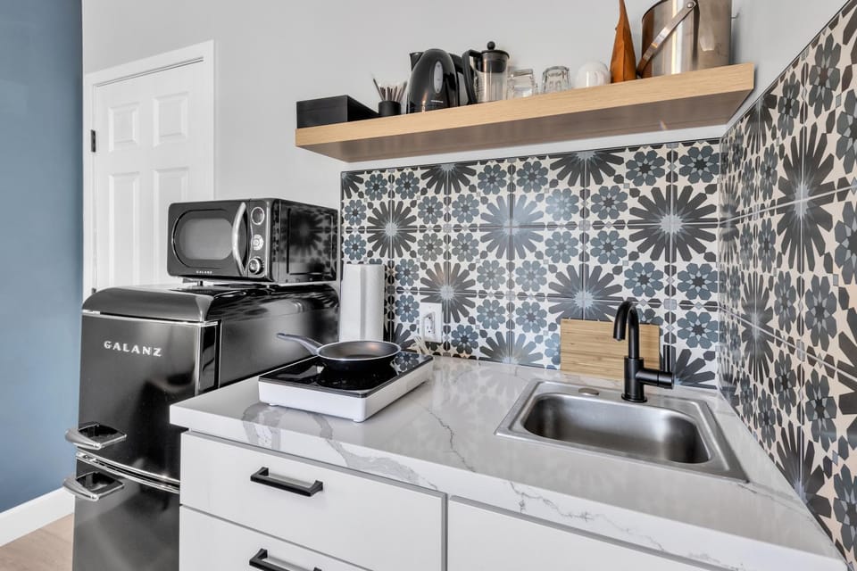 Kitchen or kitchenette, minibar