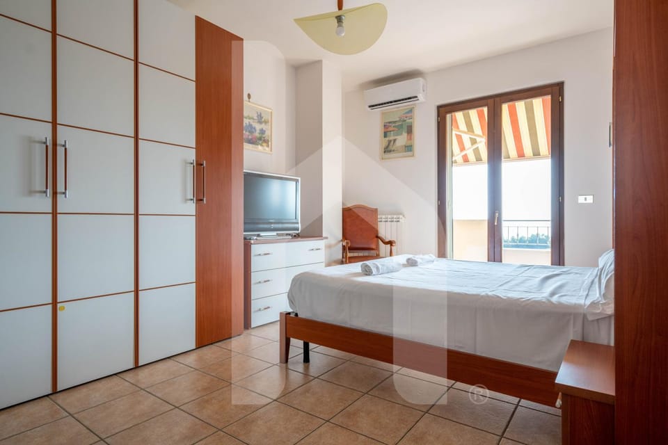 Bed, TV and multimedia, Photo of the whole room, Bedroom, air conditioner