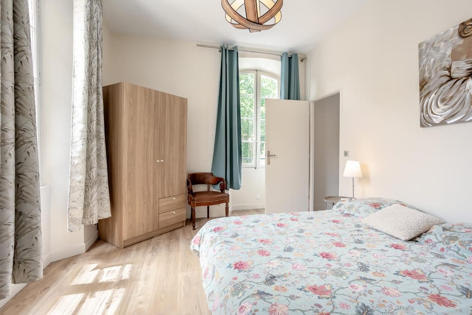 Bed, Photo of the whole room, Bedroom, wardrobe