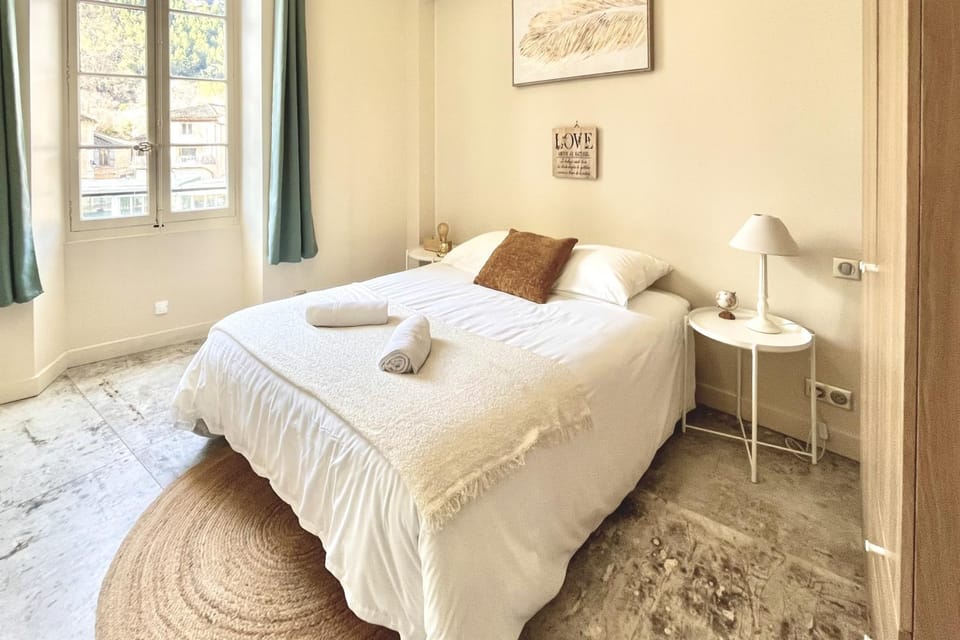 Bed, Photo of the whole room, City view, River view, towels, wardrobe