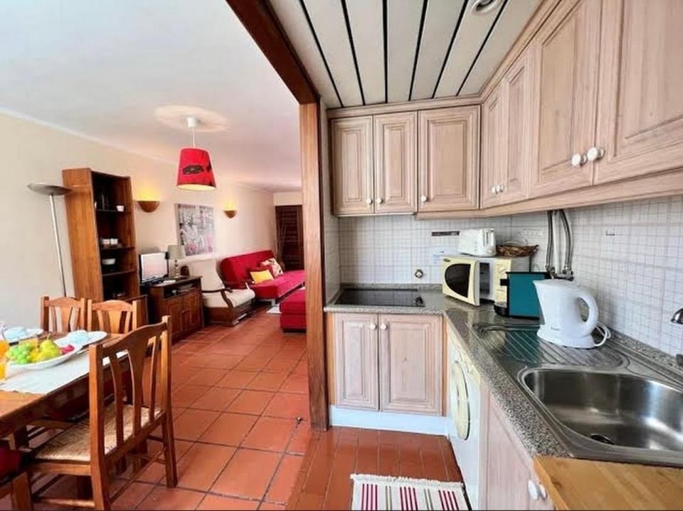 Coffee/tea facilities, Kitchen or kitchenette, minibar, stove, toaster