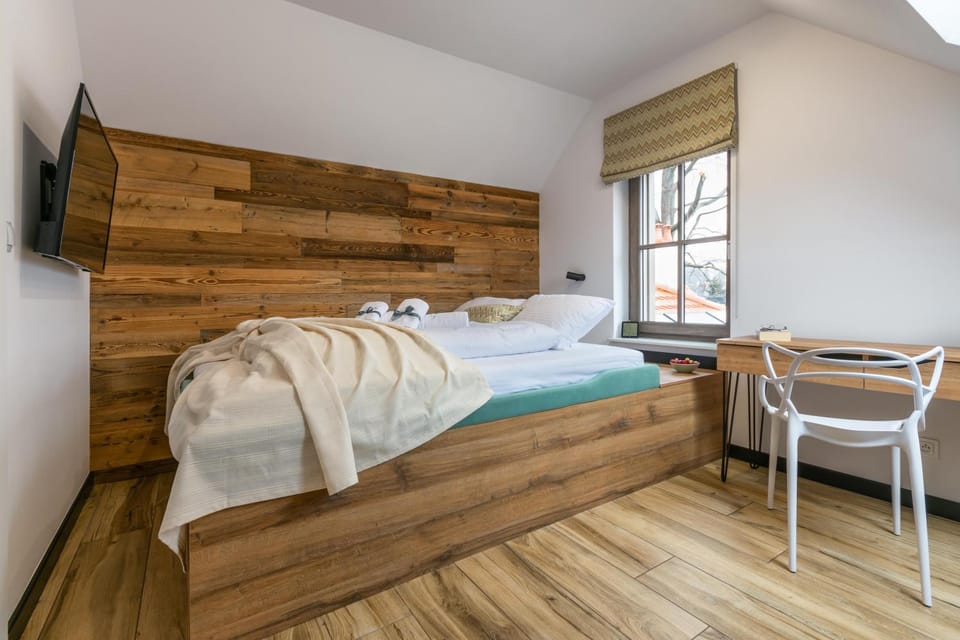 Bed, TV and multimedia, Photo of the whole room, Bedroom, towels
