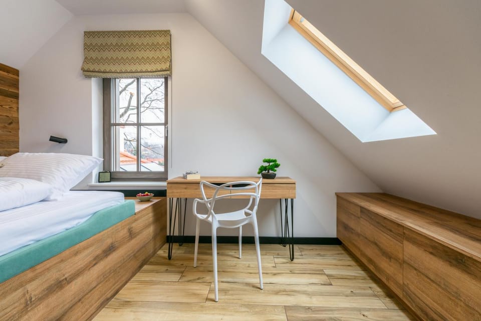 Bed, Photo of the whole room, Seating area, Bedroom, hair dresser
