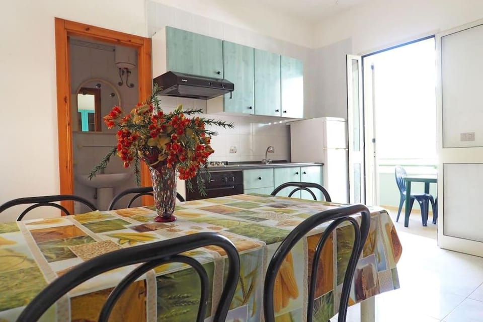 Kitchen or kitchenette, Dining area, stove