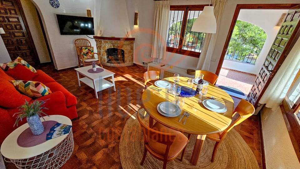 Communal lounge/ TV room, Dining area