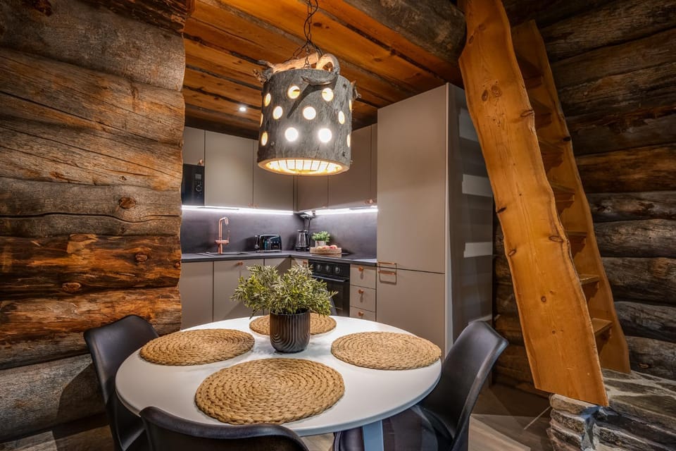 Kitchen or kitchenette, Dining area