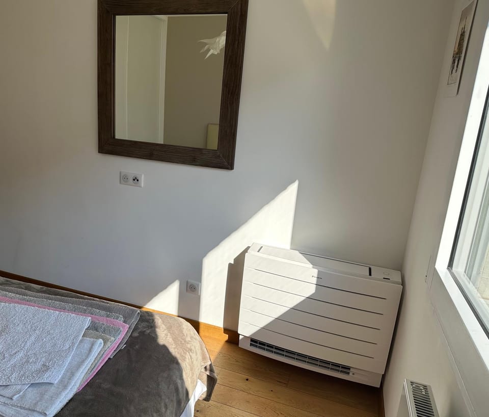 Bedroom, air conditioner
