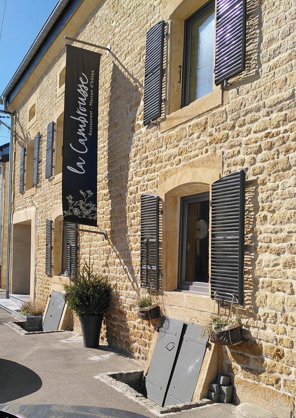 Facade/entrance