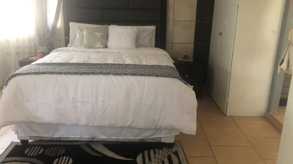 Home Way Studio Sleeps 2 with Garden Apartment in Gauteng