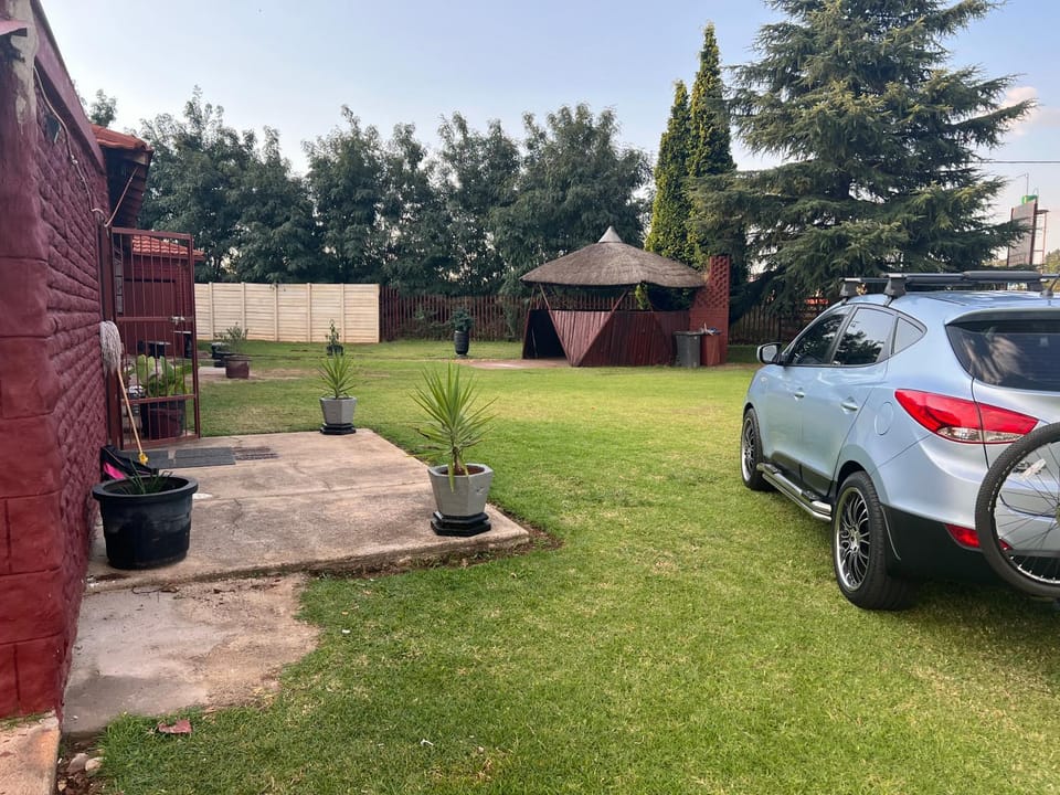 Home Way Studio Sleeps 2 with Garden Apartment in Gauteng