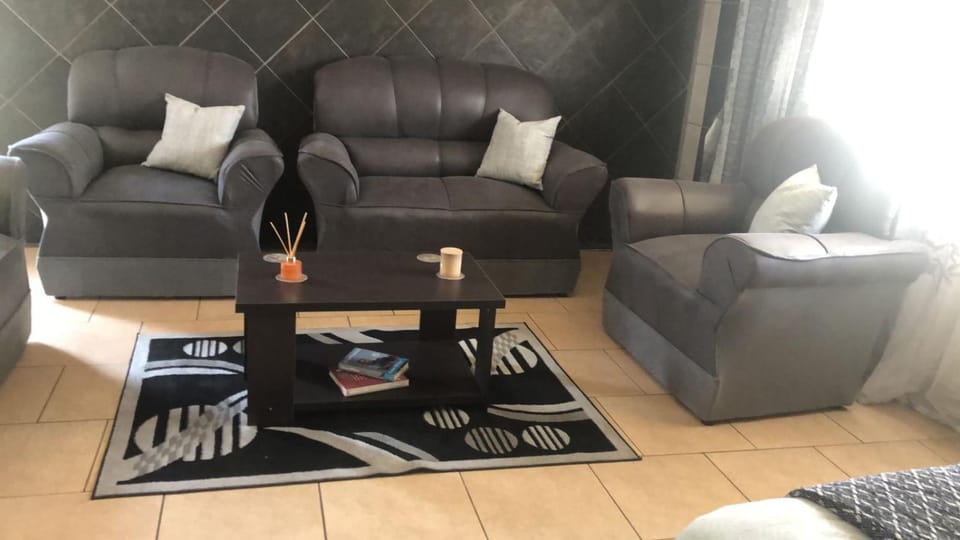 Home Way Studio Sleeps 2 with Garden Apartment in Gauteng