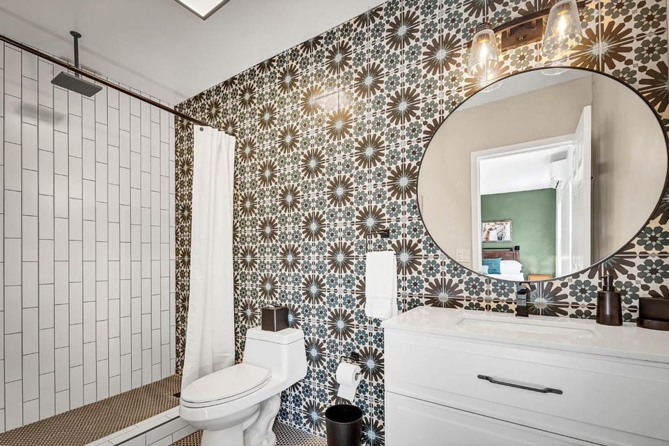 Toilet, Bathroom, towels