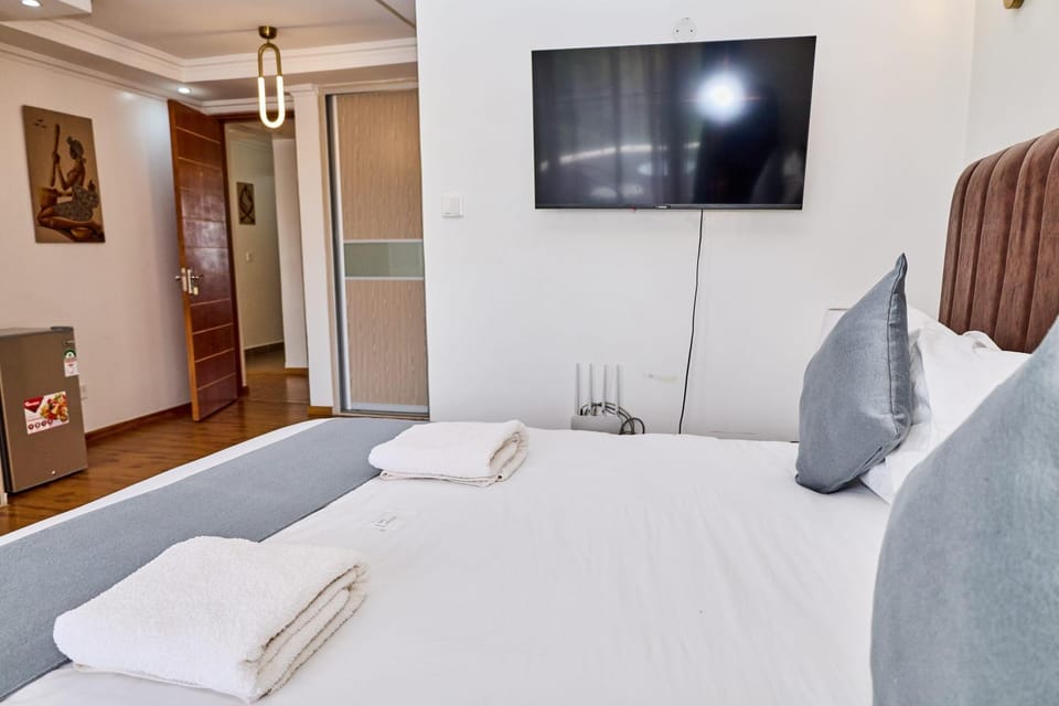 Bed, TV and multimedia, Photo of the whole room, Bedroom, towels
