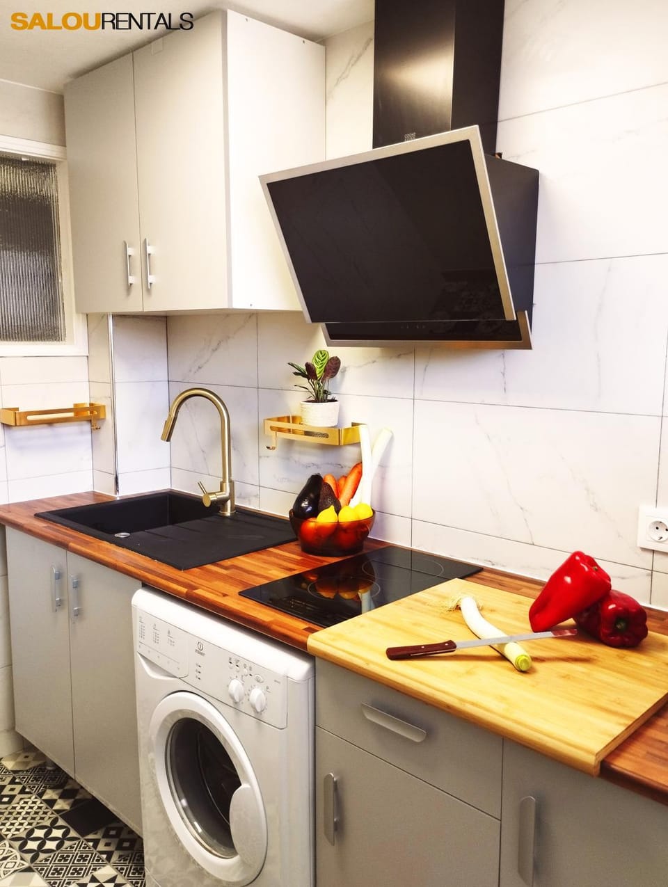 Kitchen or kitchenette, minibar, stove, washing machine