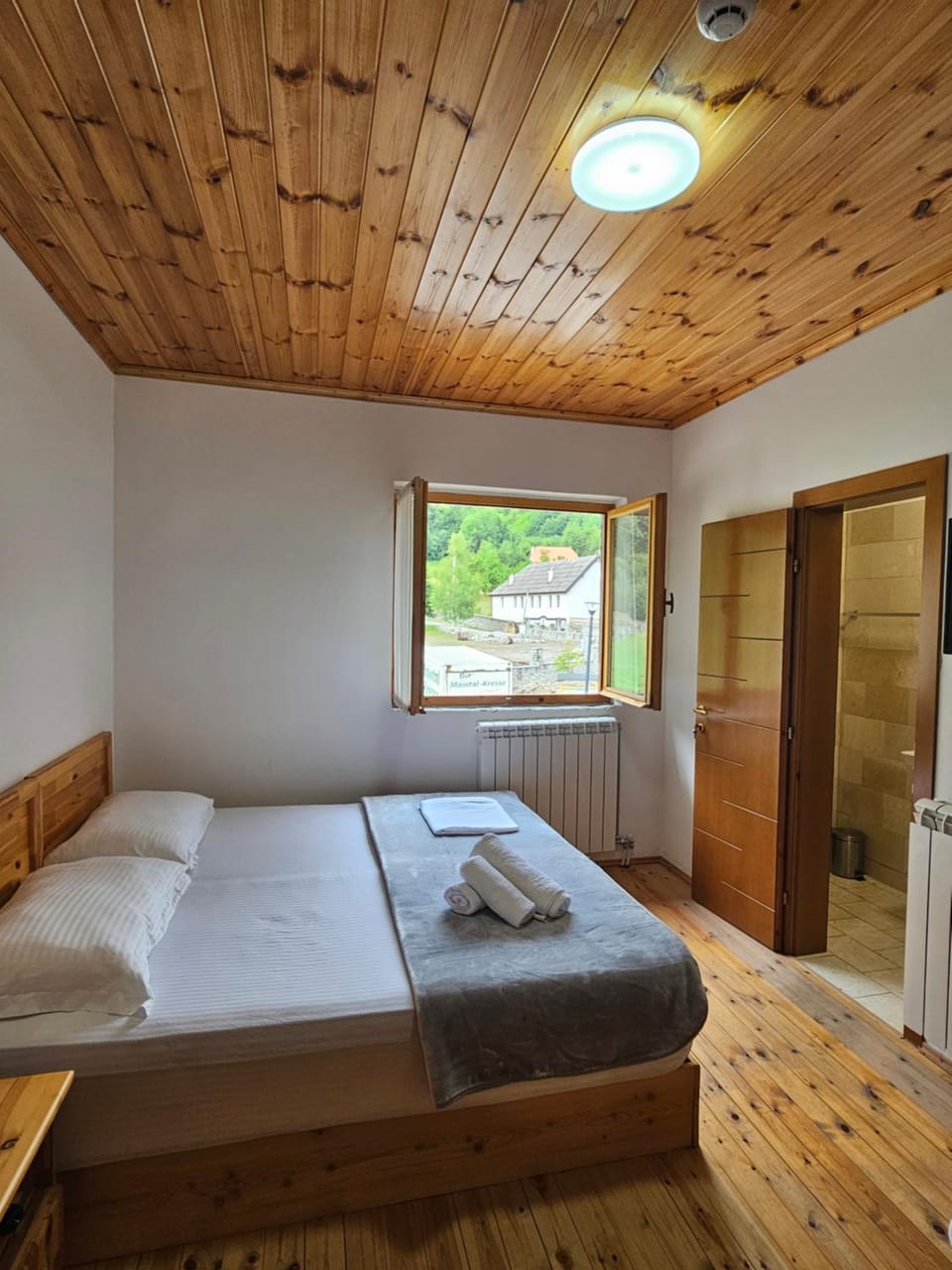 Bed, Bathroom, View (from property/room), Photo of the whole room, Bedroom, furniture