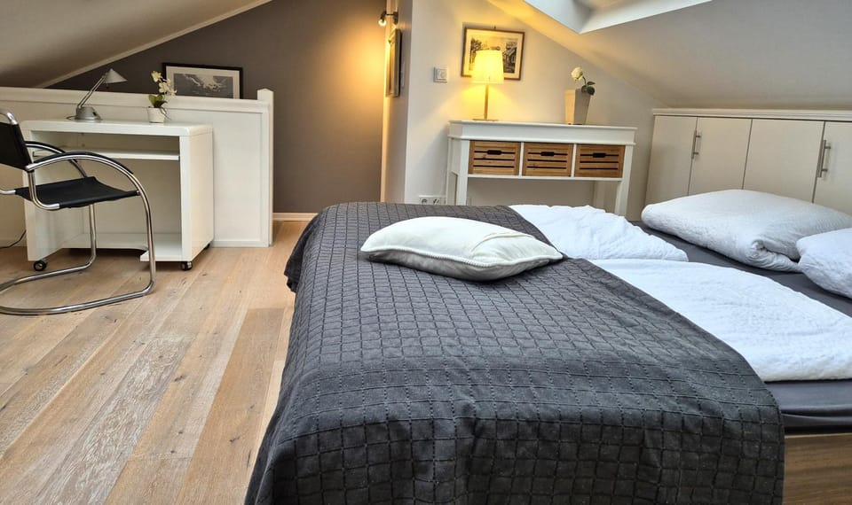 Photo of the whole room, Bedroom