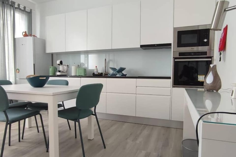 Kitchen or kitchenette, Dining area, minibar, pet friendly, stove, toaster