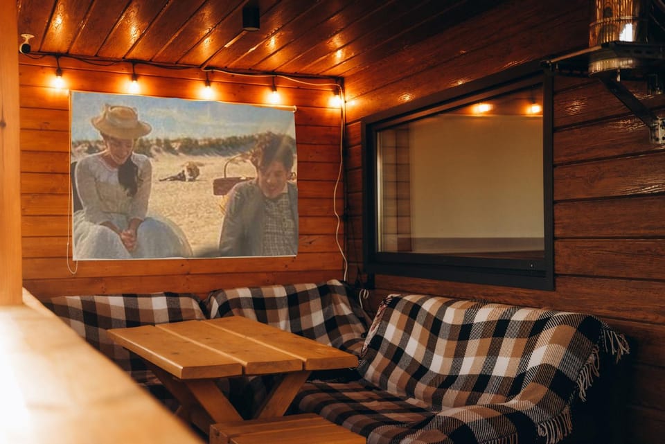 TV and multimedia, Decorative detail, Seating area, Guests