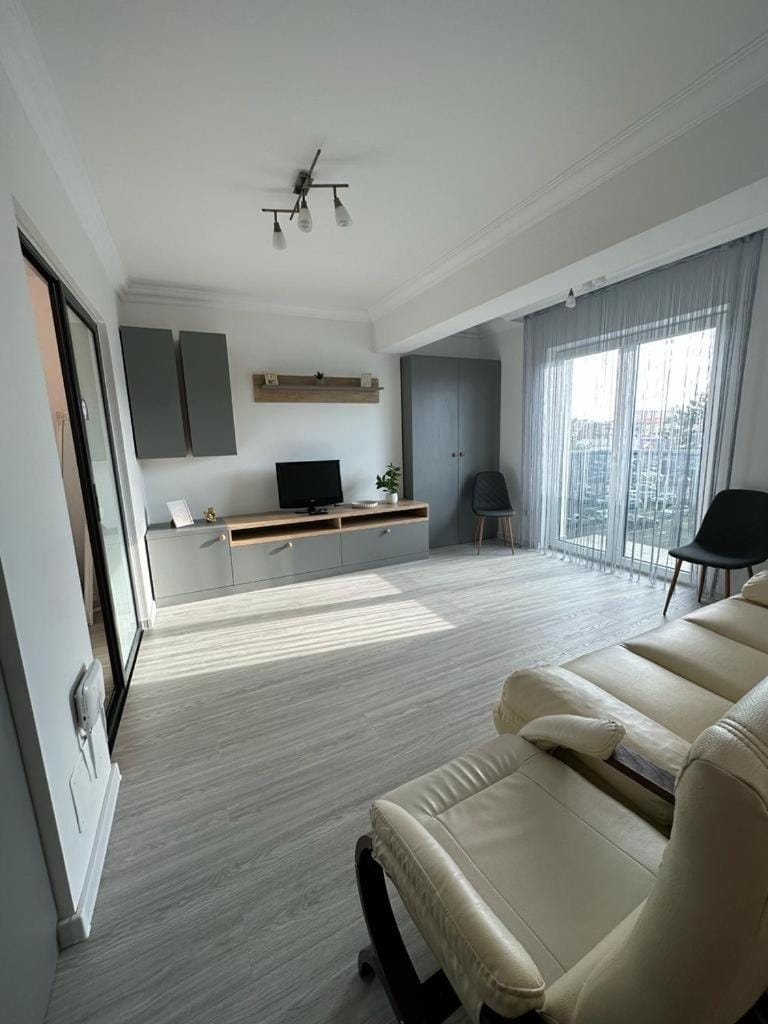 Communal lounge/ TV room, TV and multimedia, Living room, Seating area, Evening entertainment