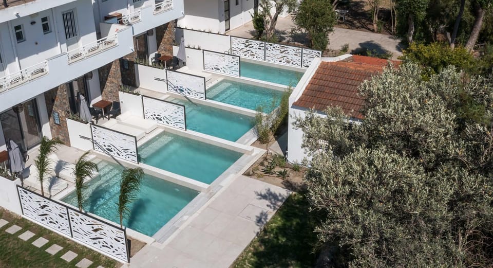 Property building, Day, Garden, Floor plan, Swimming pool