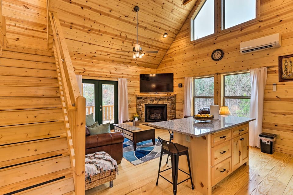 Cozy Mtn Cabin: Spacious Deck & Forest Views! Cabin in Tennessee