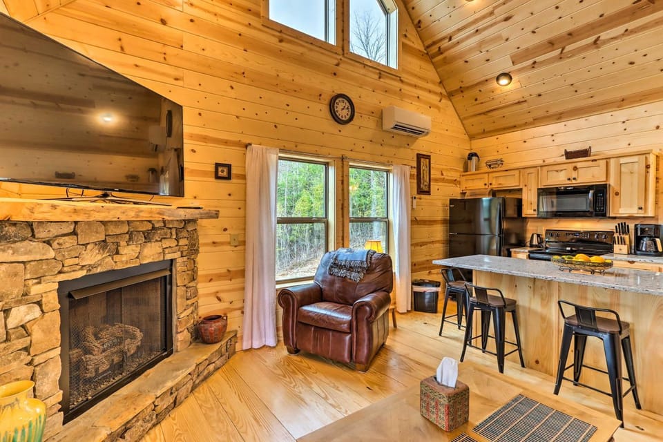 Cozy Mtn Cabin: Spacious Deck & Forest Views! Cabin in Tennessee