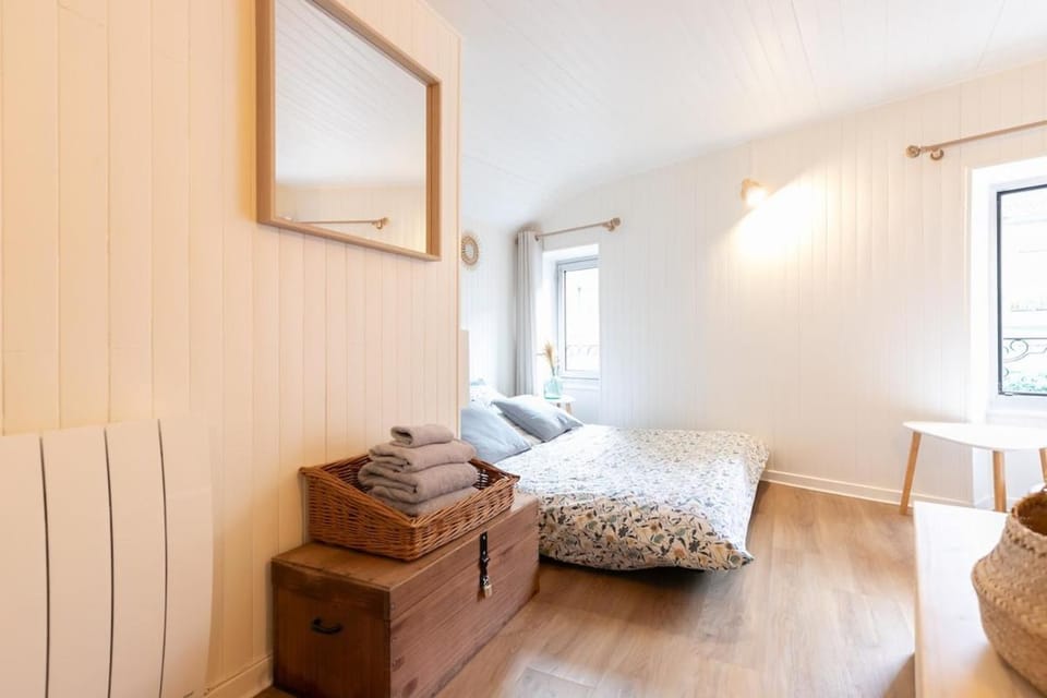 Bed, Living room, Seating area, Bedroom