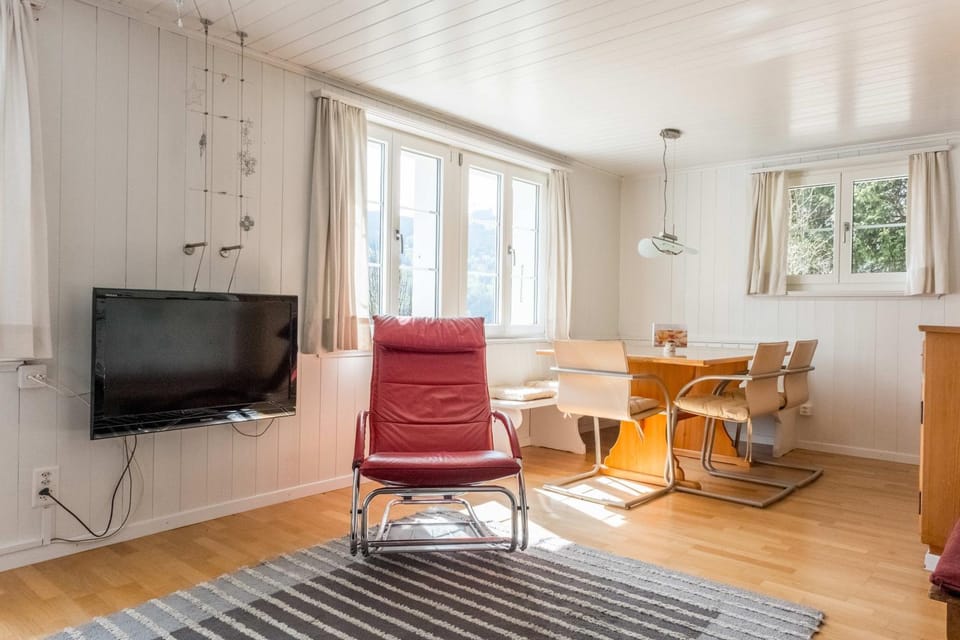 TV and multimedia, Living room, Seating area, Dining area