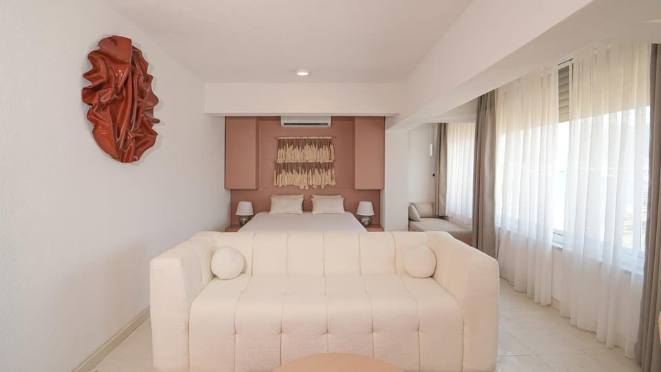 Bed, Seating area