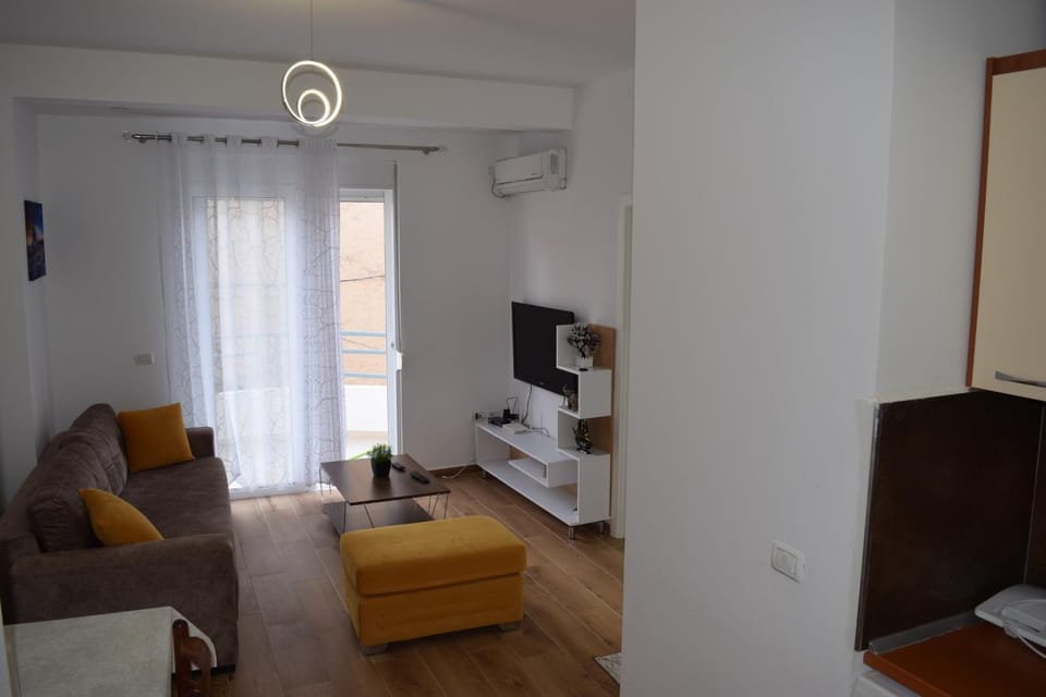 TV and multimedia, Living room, Photo of the whole room, Seating area, air conditioner