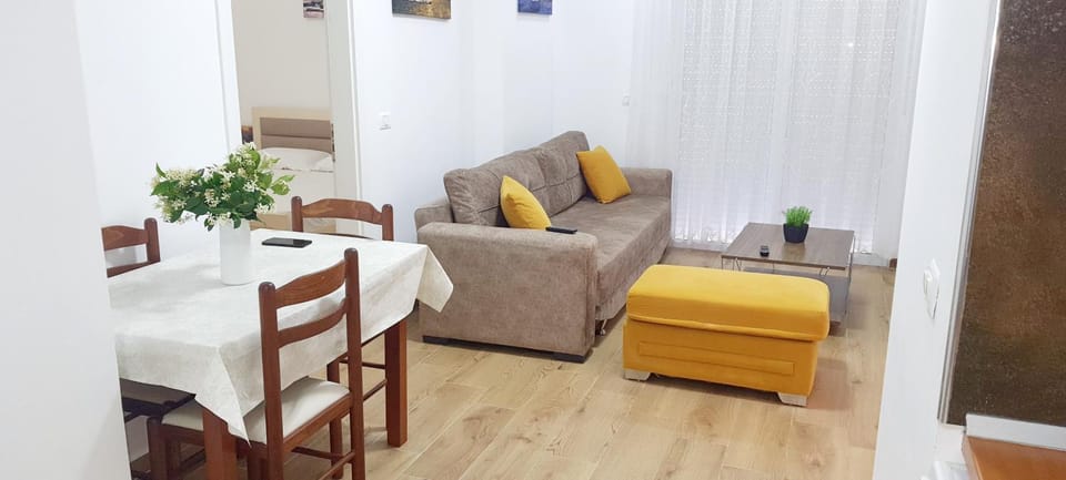 Bed, Living room, Photo of the whole room, Seating area, Dining area