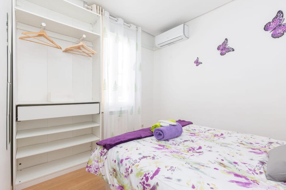 Bed, Photo of the whole room, Bedroom, towels, wardrobe, air conditioner