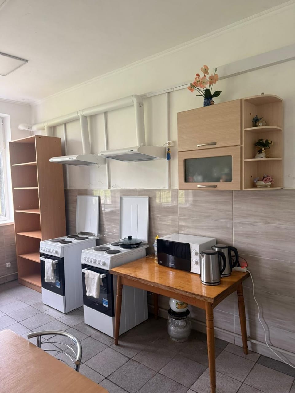 Coffee/tea facilities, Kitchen or kitchenette, Dining area, Communal kitchen, stove
