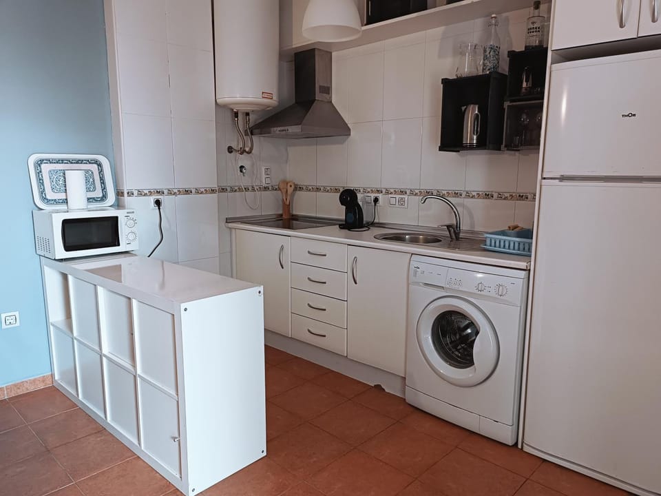 Kitchen or kitchenette, minibar, stove, toaster, washing machine