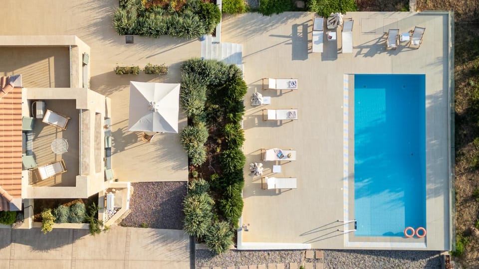 Property building, Patio, Day, Bird's eye view, Pool view, Swimming pool, sunbed