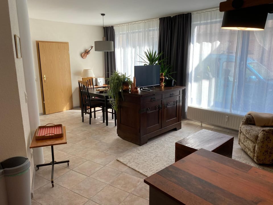 TV and multimedia, Living room, Seating area, Dining area, hair dresser