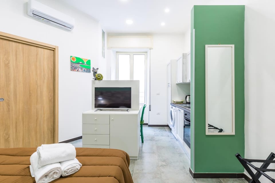TV and multimedia, Seating area, Bedroom, air conditioner