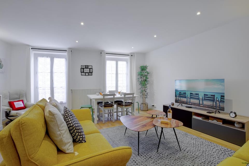 Living room, Seating area, Dining area