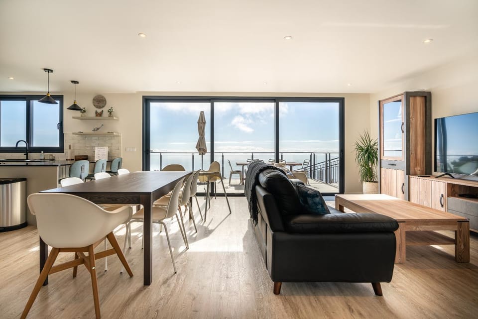 TV and multimedia, Kitchen or kitchenette, Living room, Dining area, Sea view