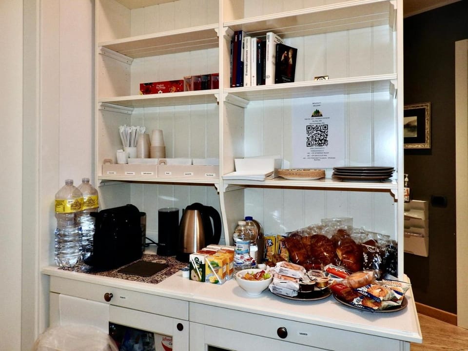Restaurant/places to eat, Coffee/tea facilities, Food and drinks, Breakfast, Internal: Not applicable to any particular room