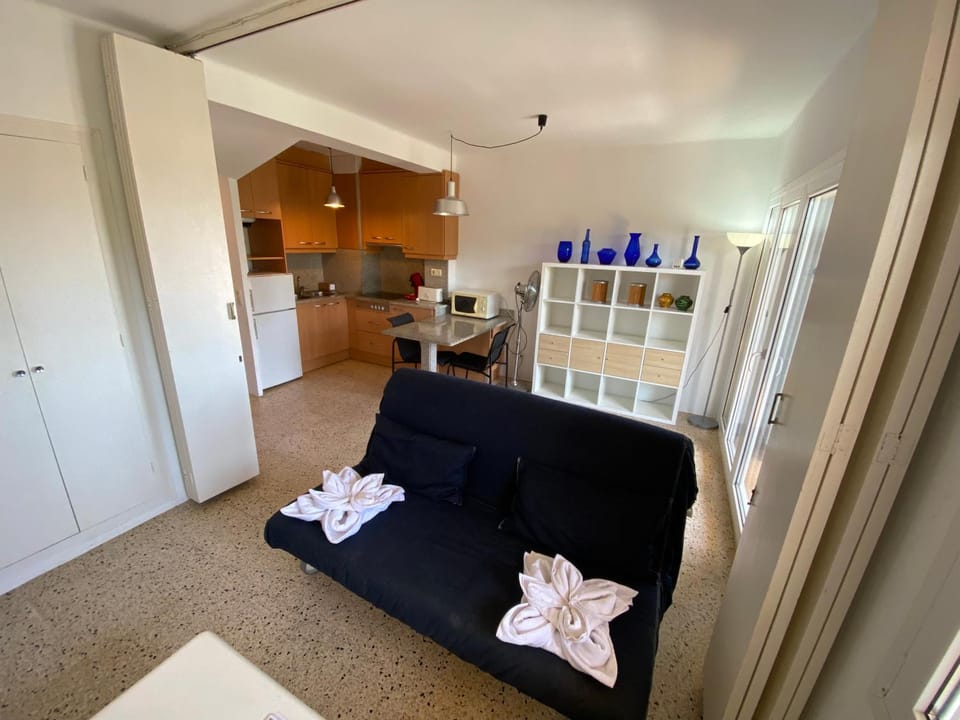 Lounge or bar, kitchen