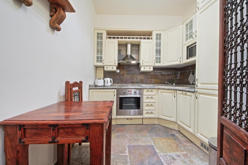 Kitchen or kitchenette, Dining area, oven, stove
