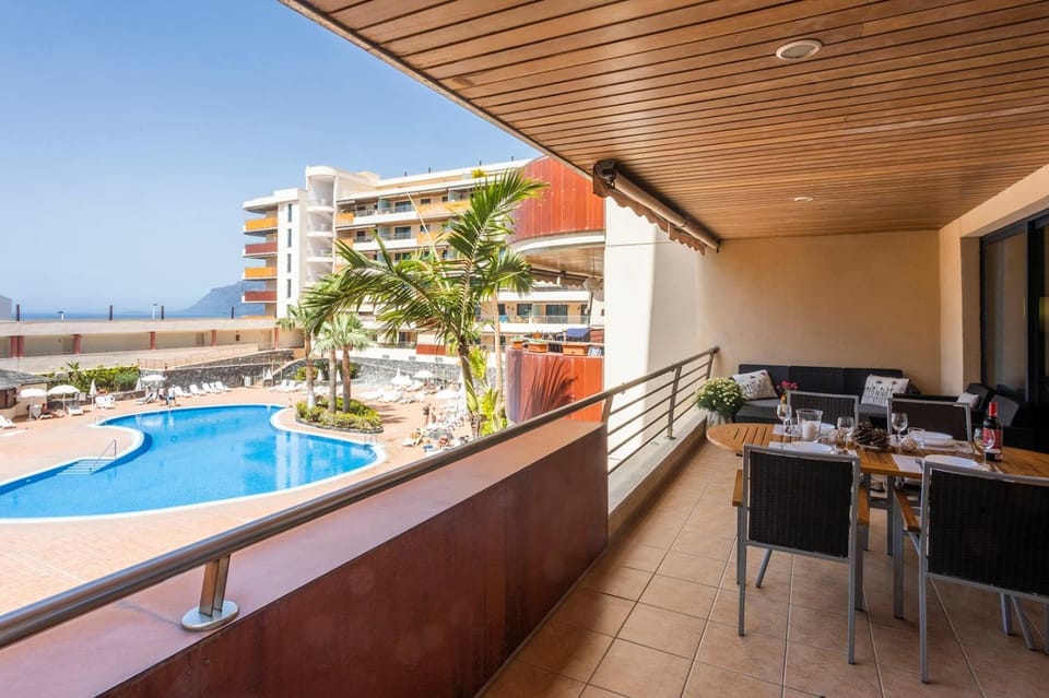 Property building, Balcony/Terrace, Seating area, Mountain view, Pool view, Swimming pool, sunbed