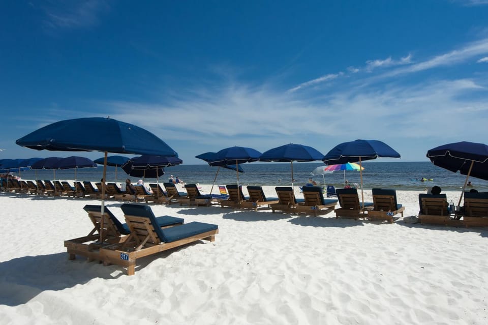 Emerald Beach Resort Condo-Gulf Front+Beach Access! Beach Chair Service! House in Panama City Beach