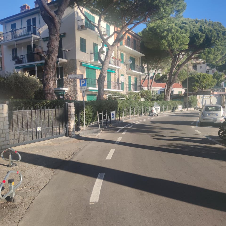 Street view, Location, Parking