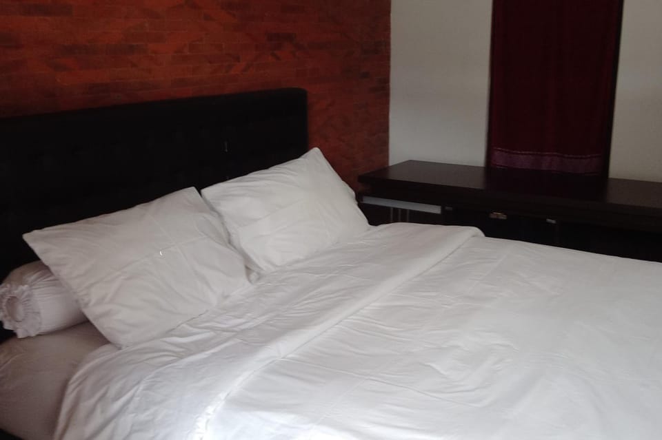 Property building, Bed, Bedroom