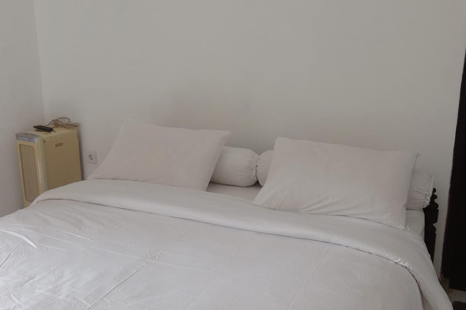 Property building, Bed, Photo of the whole room, Bedroom
