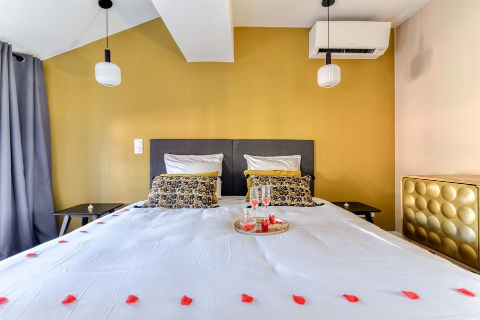 Bed, Photo of the whole room, Bedroom