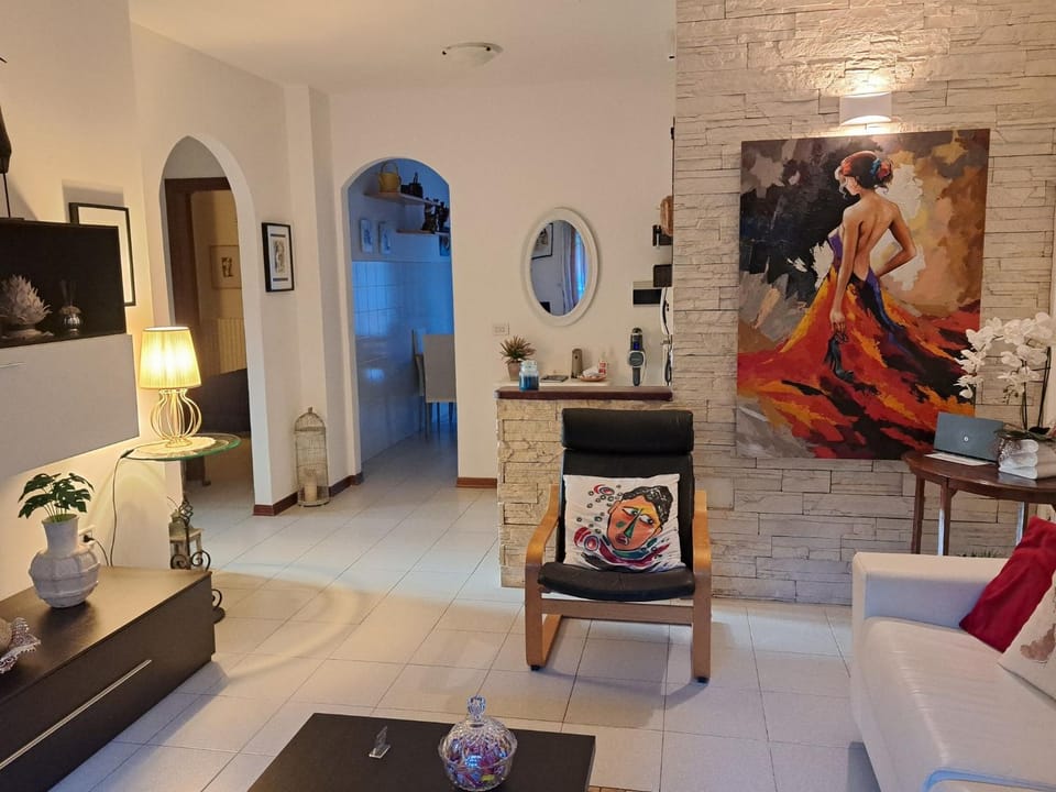 Communal lounge/ TV room, TV and multimedia, Living room, Seating area, Evening entertainment