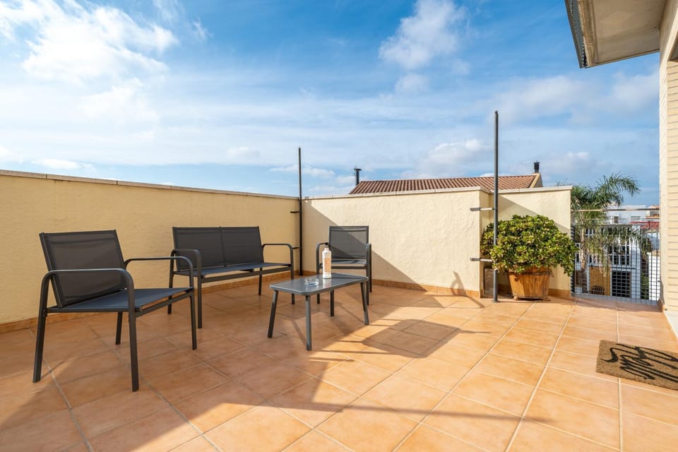 Property building, Balcony/Terrace, Living room